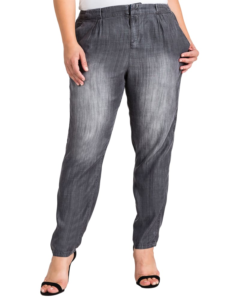 Front of a model wearing a size 14 Carol Pleated Jogger Pants in 2652BASIC by Standards & Practices. | dia_product_style_image_id:280811